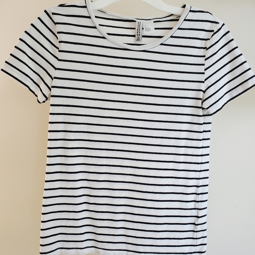 Black and white striped H&M short sleeve tee